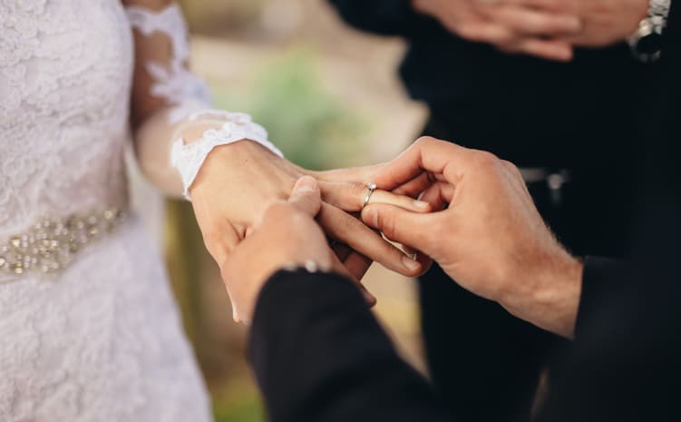 En qué dedo poner la alianza o anillo de casada