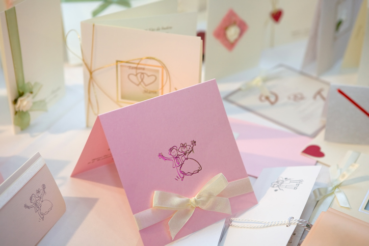 Ideas para realizar invitaciones de boda divertidas