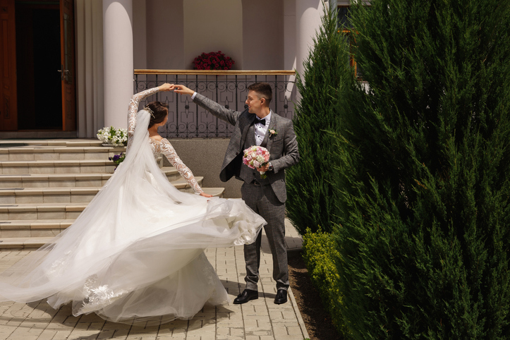 Tendencias nupciales para 2025: Temas, decoraciones y vestidos