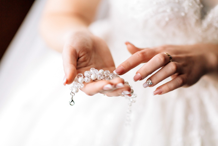¿Qué joyas son apropiadas para una boda?