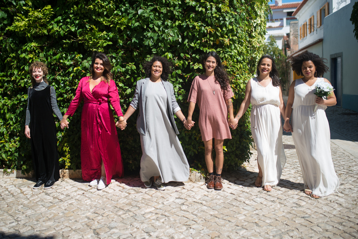 Looks de invitada que están arrasando en las firmas españolas