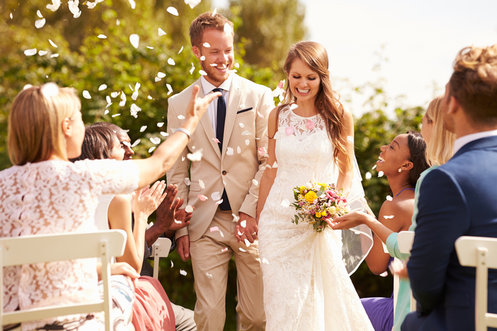 Confeti de Flores Secas para Bodas: Un Toque Natural que Aporta Magia al Día Más Especial