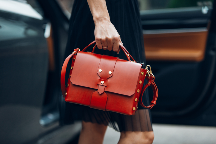 El bolso de piel de mujer hecho a mano